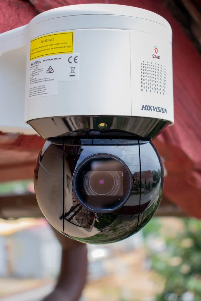 Cameră de supraveghere PTZ Hikvision montată la exterior, cu sigla SSAD