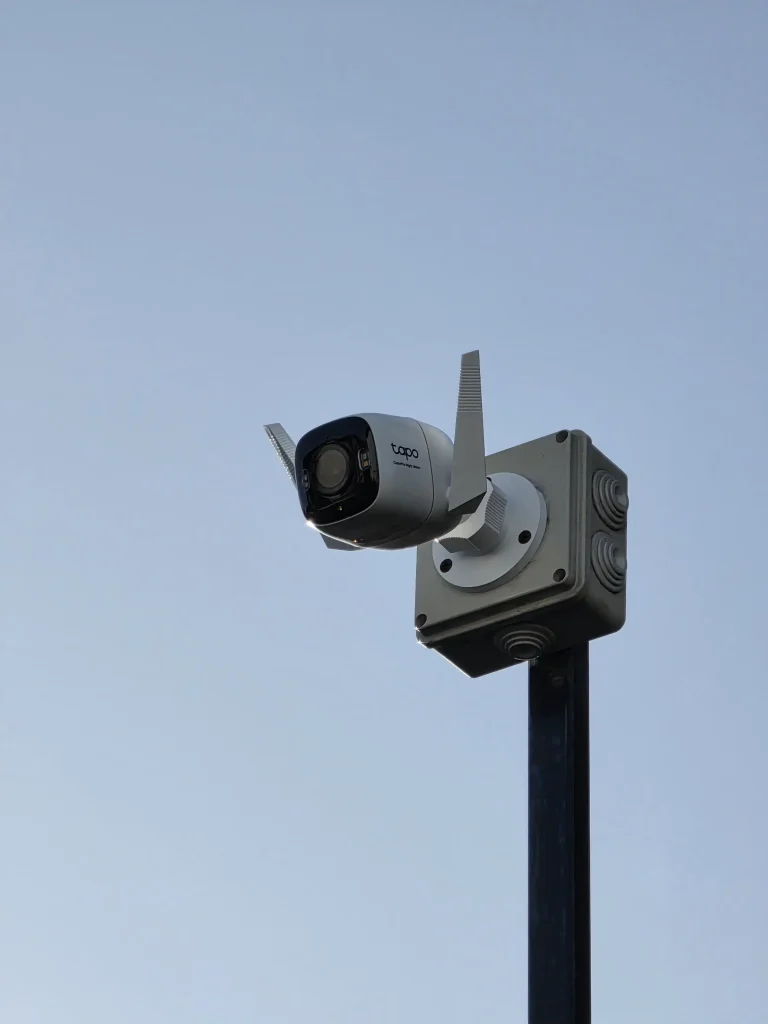 O camera de supraveghere tapo exterior instalata pe un stalp